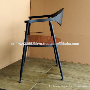Cadeira de metal com apoio de braços